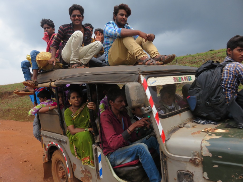 ಆತಂಕದಲ್ಲಿ ಪ್ರಯಾಣಿಸುವ ಪ್ರವಾಸಿಗರು: ಜಿಲ್ಲಾಳಿತದ ಅವ್ಯವಸ್ಥೆಗೆ ಹಿಡಿಶಾಪ